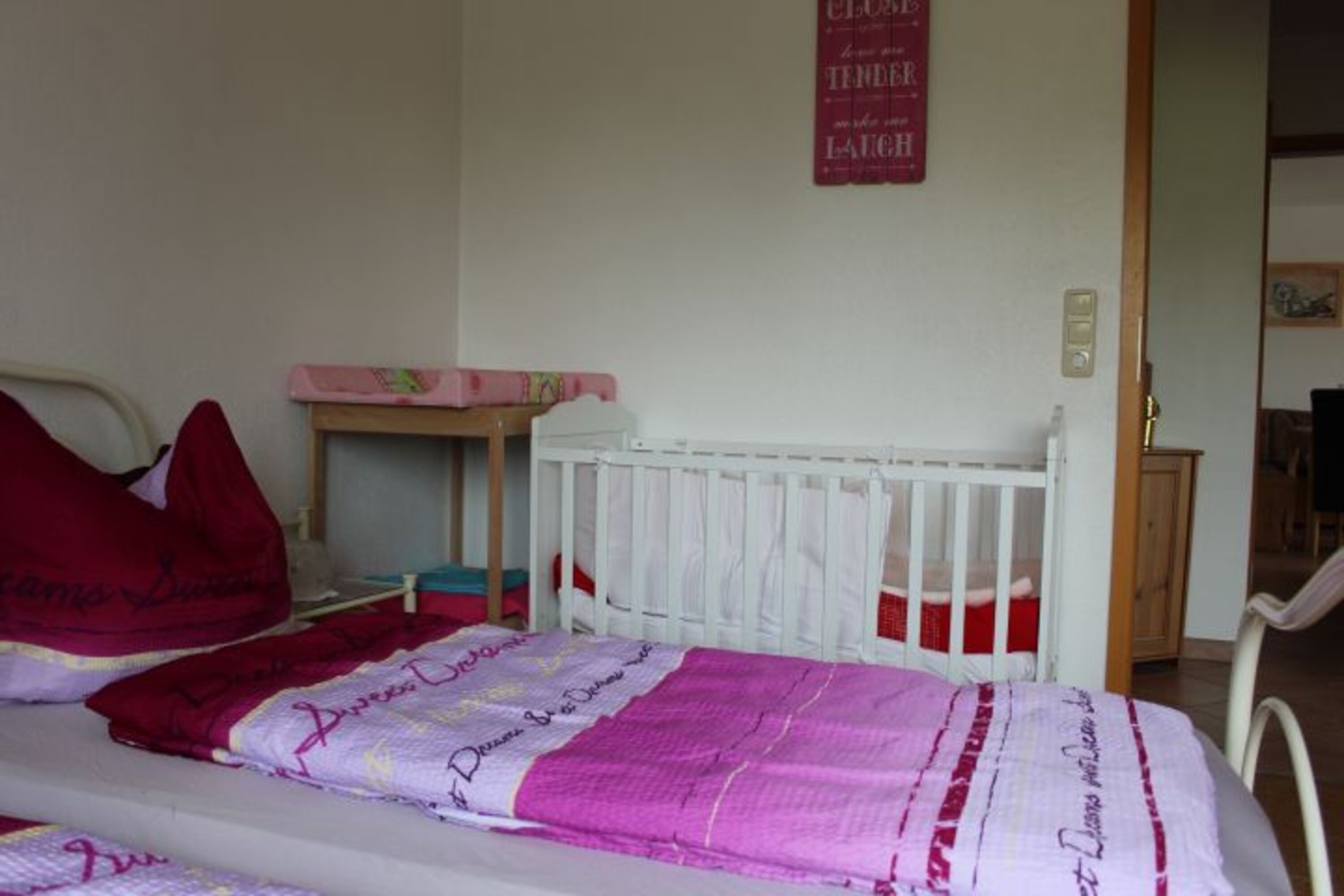 Wickeltisch und Babybett