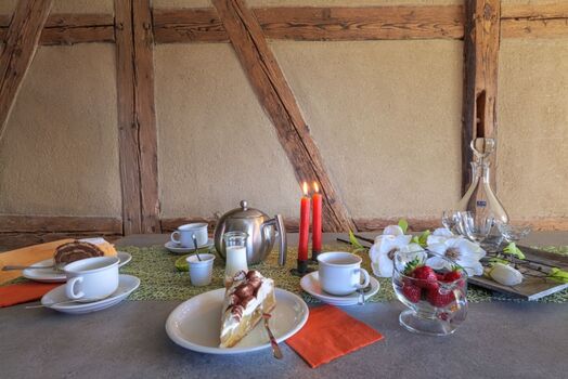 Apartment im Ferienhaus zum historischen Spital gedecketer Tisch