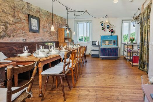 Historisches Spital Eingangsbereich  Backstube mit Küche, Backofen und Jukebox für gemütliche Stunden