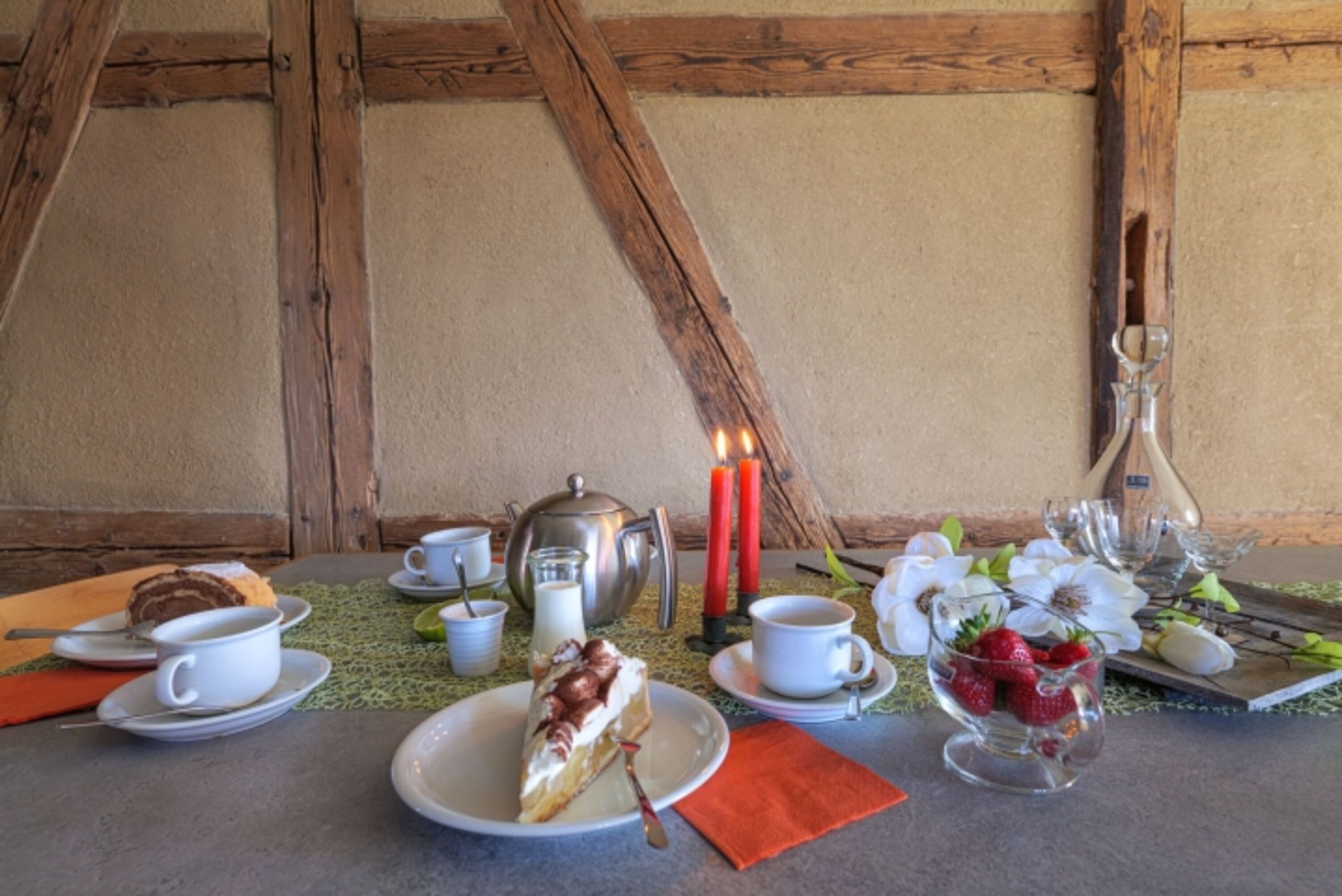 Apartment im Ferienhaus zum historischen Spital gedecketer Tisch
