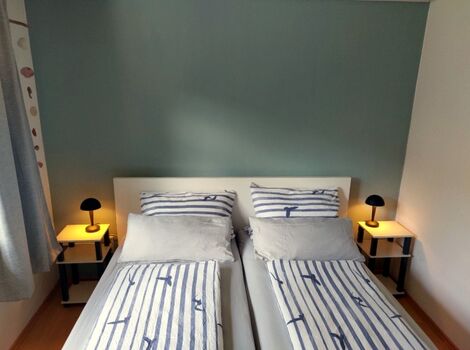 Schlafzimmer mit Doppelbett 1,80x2,00m