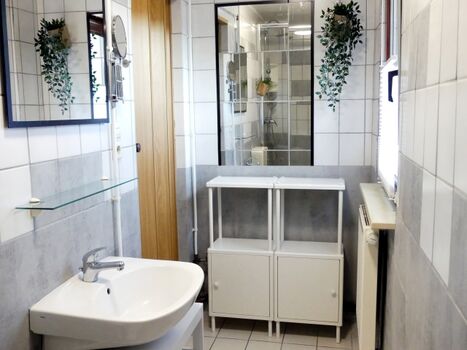 Bad mit Fenster, Regendusche, WC