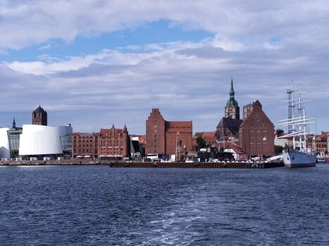 Hansestadt Stralsund, ca, 15 km entfernt