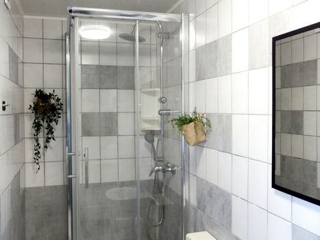 Bad mit Fenster, Regendusche, WC