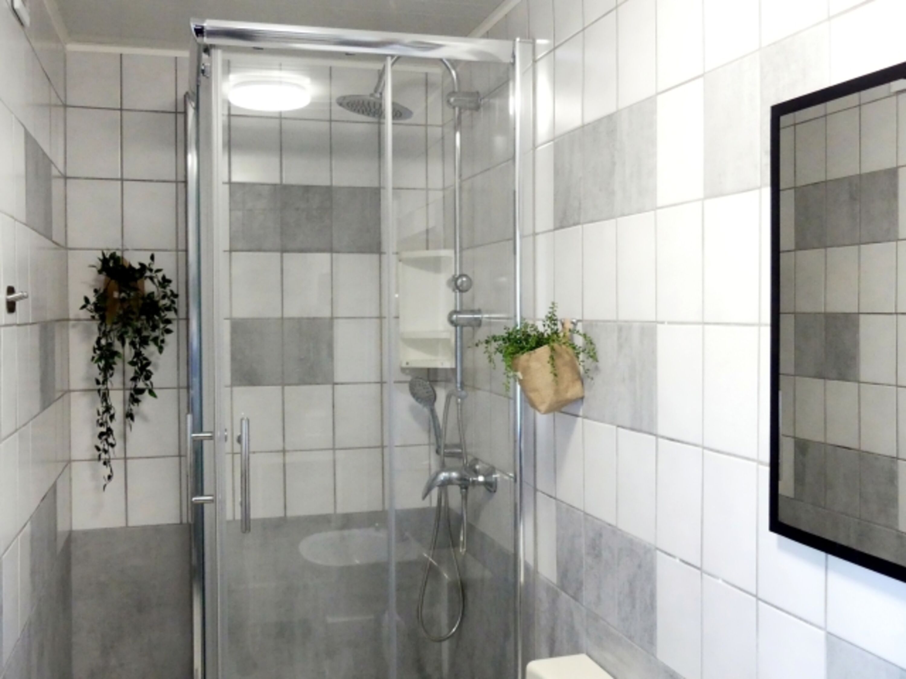Bad mit Fenster, Regendusche, WC