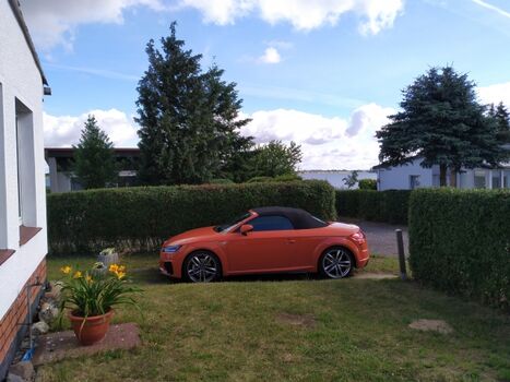 PKW Parkplatz auf dem Grundstück, direkt am Ferienhaus