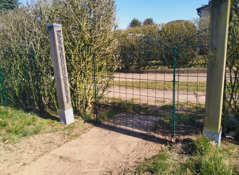 Zaunsteckelemente im Eingangsbereich