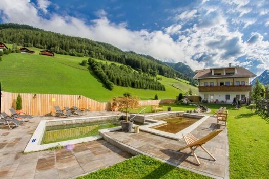 Garten mit Hundepool