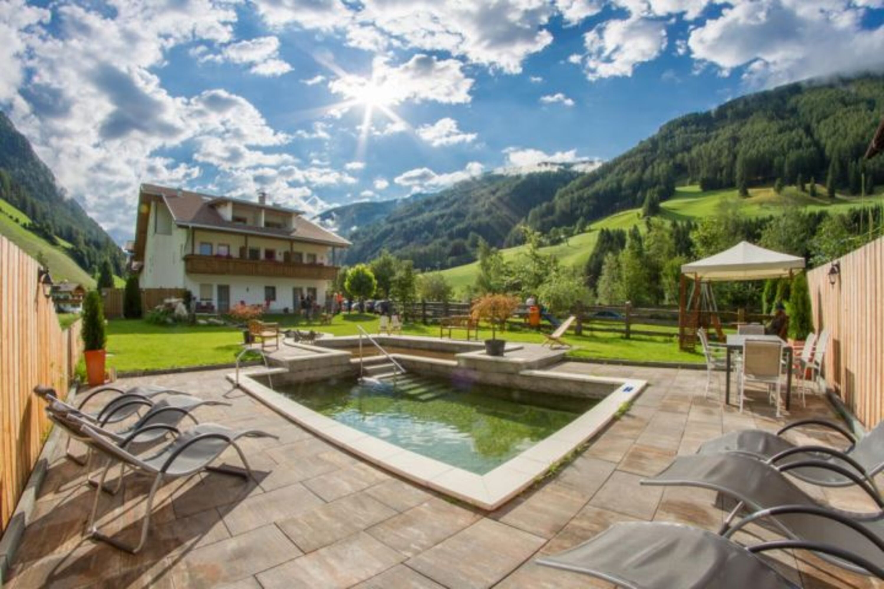 Garten mit Hundepool