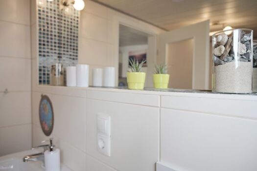 Großer Spiegel mit Ablage