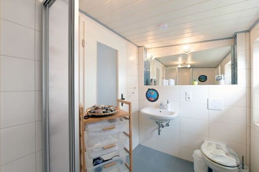 WC, Waschtisch und viel Platz für Ihre Hygieneartikel