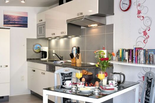 Moderne und gut ausgeleuchtete Küchenzeile