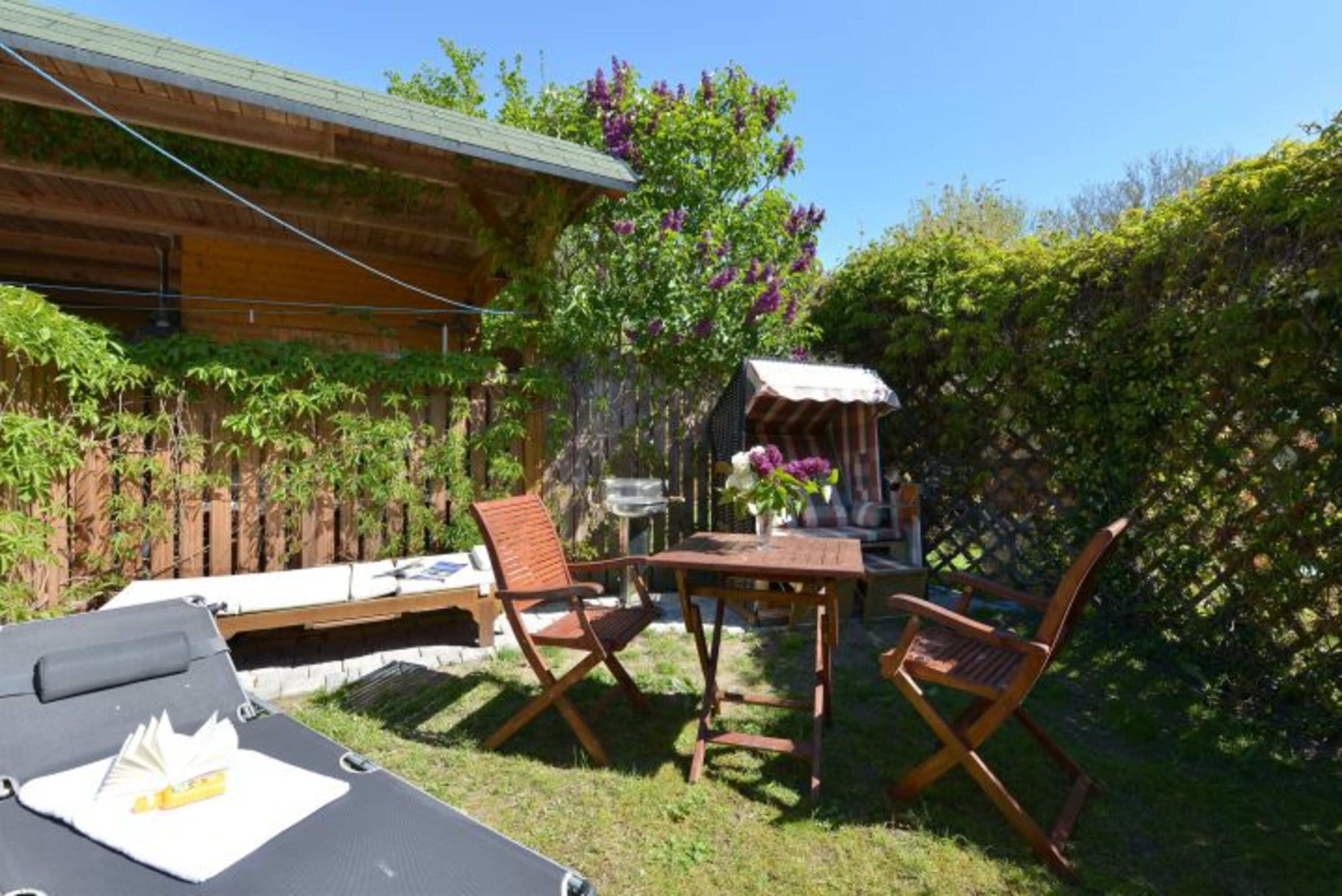 Ihr Garten mit Strandkorb,Grill, Liegen und Sitzgarnitur