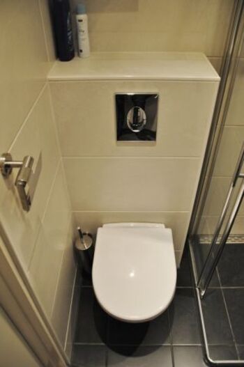 Bad mit Dusche und WC