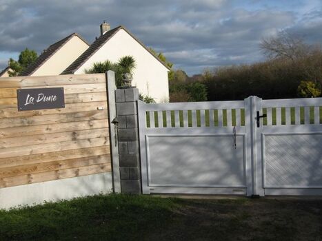 Das Grundstück ist 1,5-2,0 m hoch eingezäunt