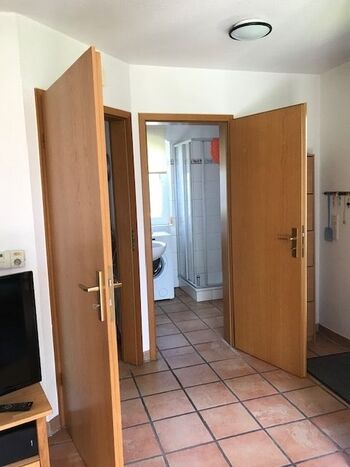 vom Wohnzimmer ins Badezimmer