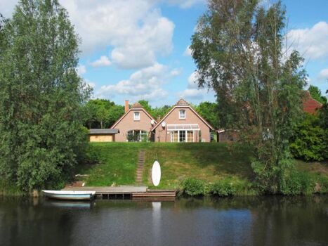 Unser Ferienhaus Rabe mit Bootssteg