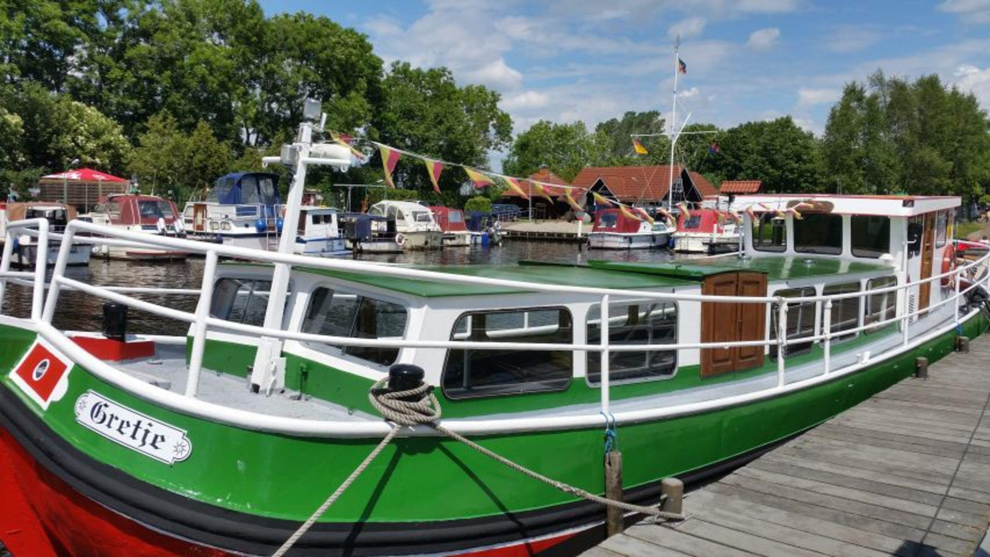 Ausflugsschiff im Timmeler Hafen