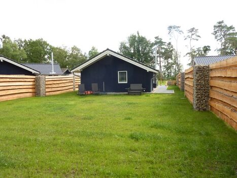 das hintere Grundstück , ist nach vorn abgetrennt. Auf dem Foto ist das leider noch nicht zu sehen. 