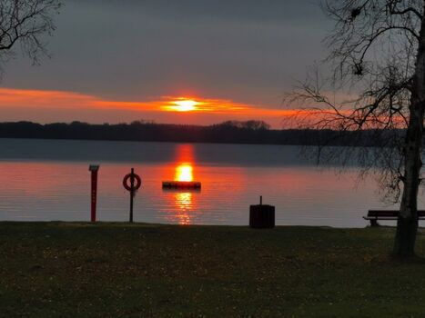 Blick auf den Sonnenuntergang am großen PlönerSee 