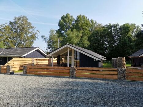  das Grundstück ist komplett eingezäunt