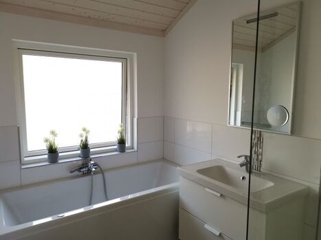 eines von 2 Bädern, dieses mir Whirlwanne