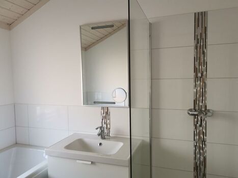 Bad mit Whirlwanne und Dusche