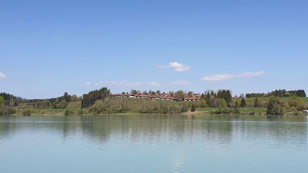 Blick vom Lechsee auf das Feriendorf