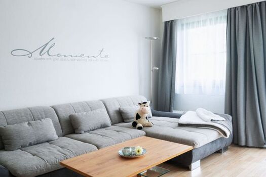 Das freundlich eingerichtete Wohnzimmer lädt zum Wohlfühlen ein.