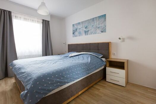 Schlafzimmer 1 mit  Boxspringbett
