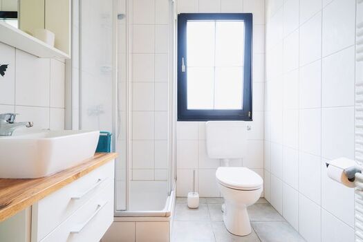 Tageslichtbad mit Dusche und WC