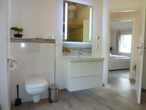 das Bad mit Dusche und Sauna