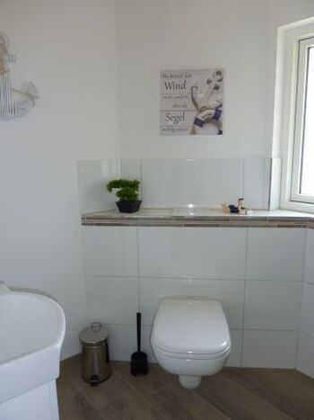 das kleine Bad mit Dusche