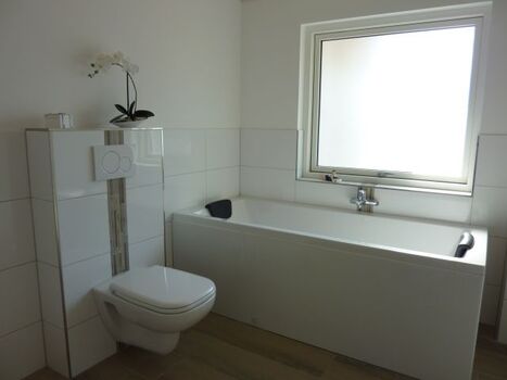 eines von 3 Bädern, dieses mit Whirlwanne und Dusche