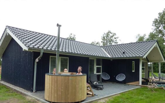 die Badetonne auf der Terrasse vor dem Bad mit Sauna