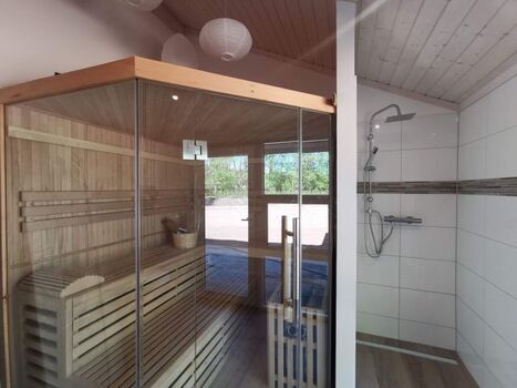 die Sauna mit Dusche im Bad