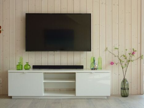 der große TV im Wohnraum