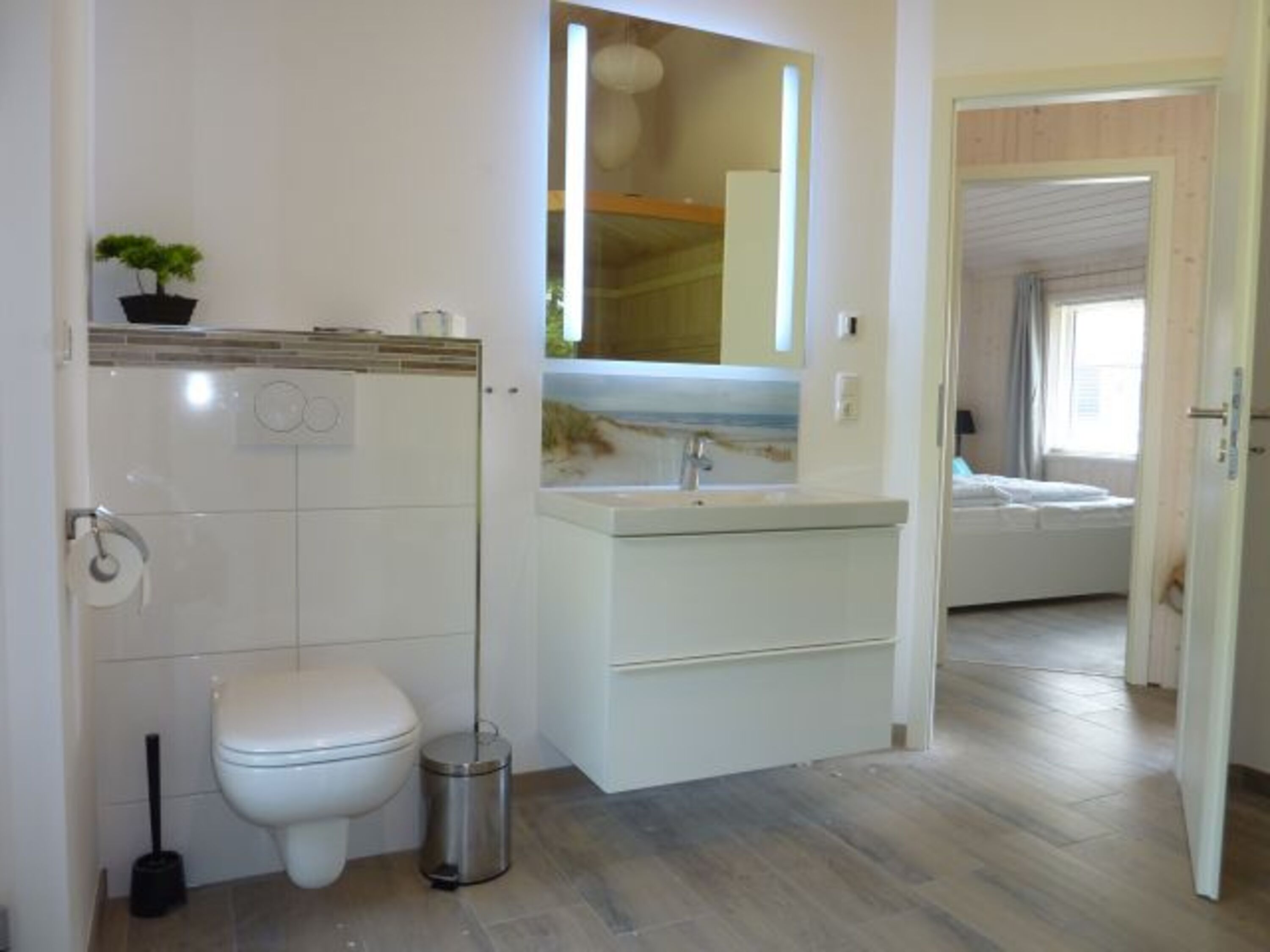 das Bad mit Dusche und Sauna