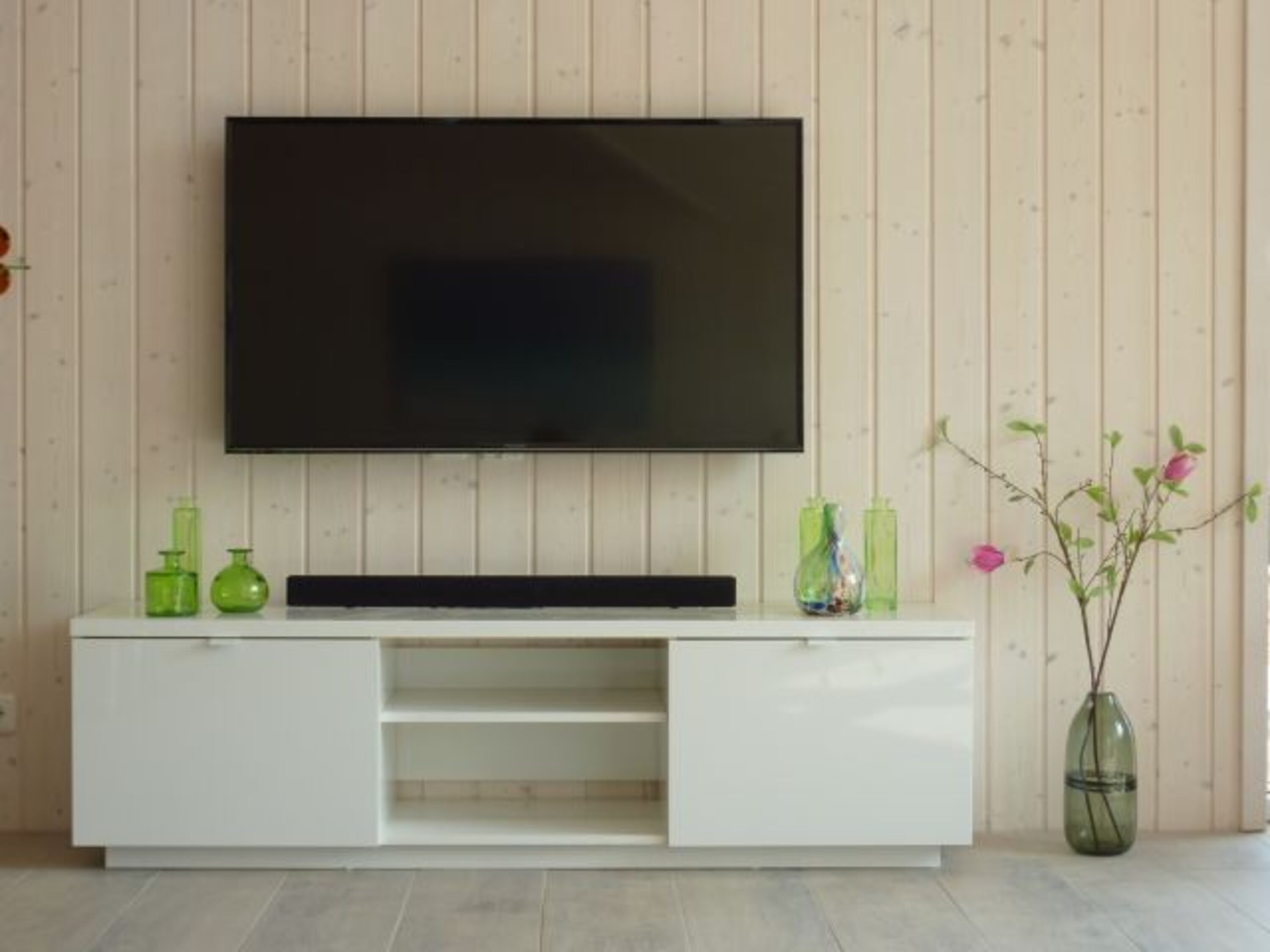 der große TV im Wohnraum