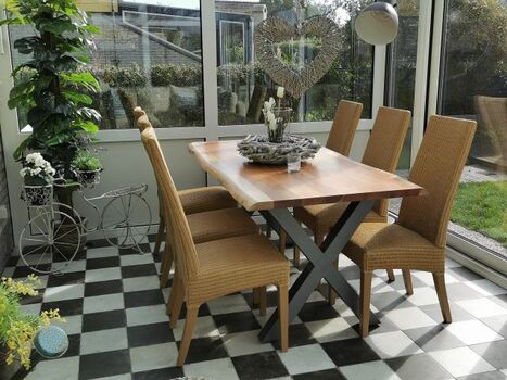 Eßbereich im Wintergarten