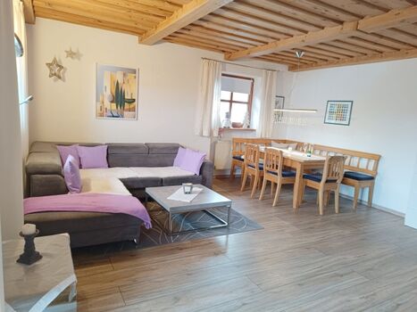 Wohnzimmer mit Essecke