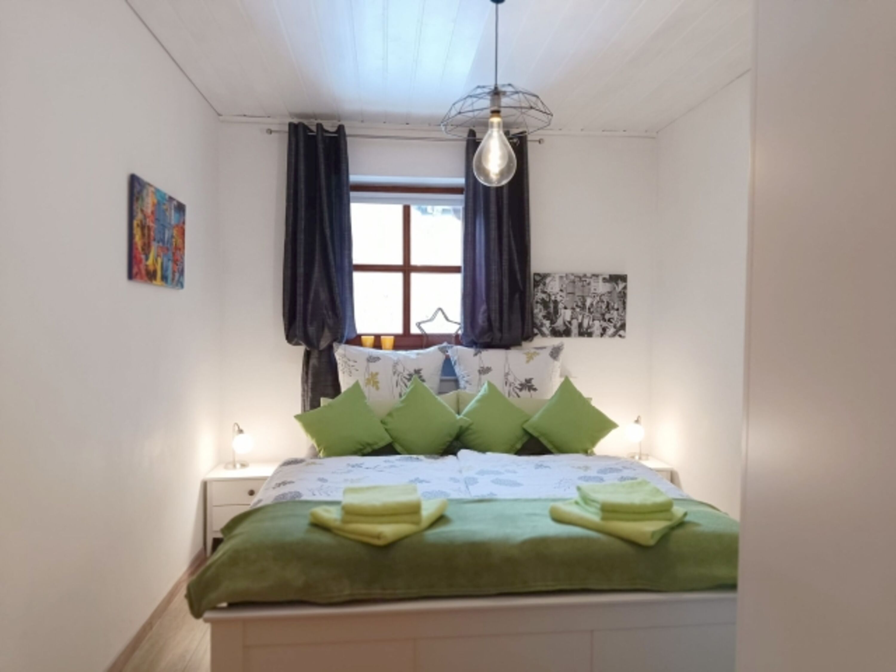 Schlafzimmer mit Doppelbett