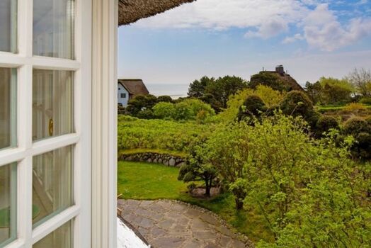 Schlafzimmer zwei mit Meer und Gartenblick