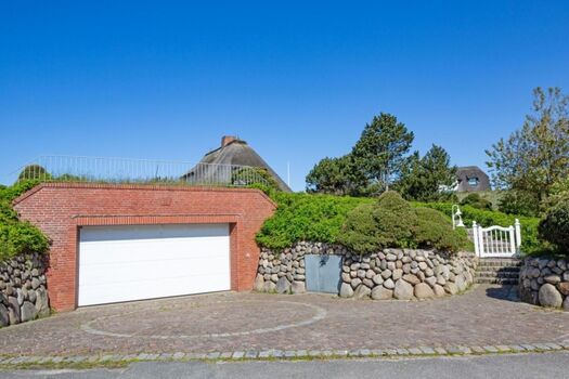 Eingangsbereich und Garage des Hauses