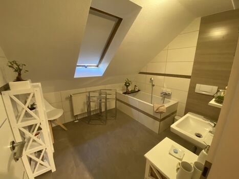 Oberes Bad mit Badewanne 