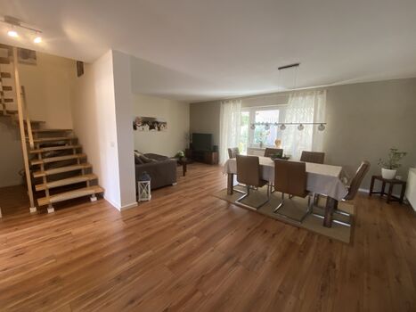 Wohnbereich mit Ausgang zum Garten mit Grill 