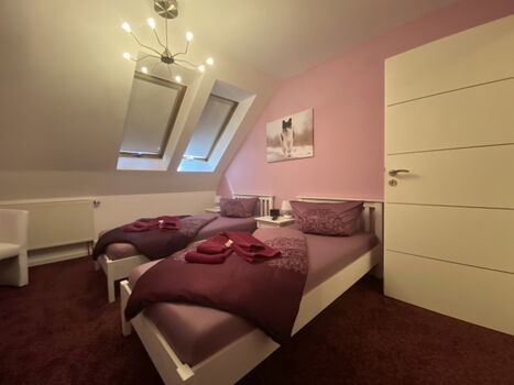 Schlafzimmer mit TV und Ventilator 