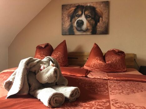 Schlafzimmer mit TV und Ventilator 