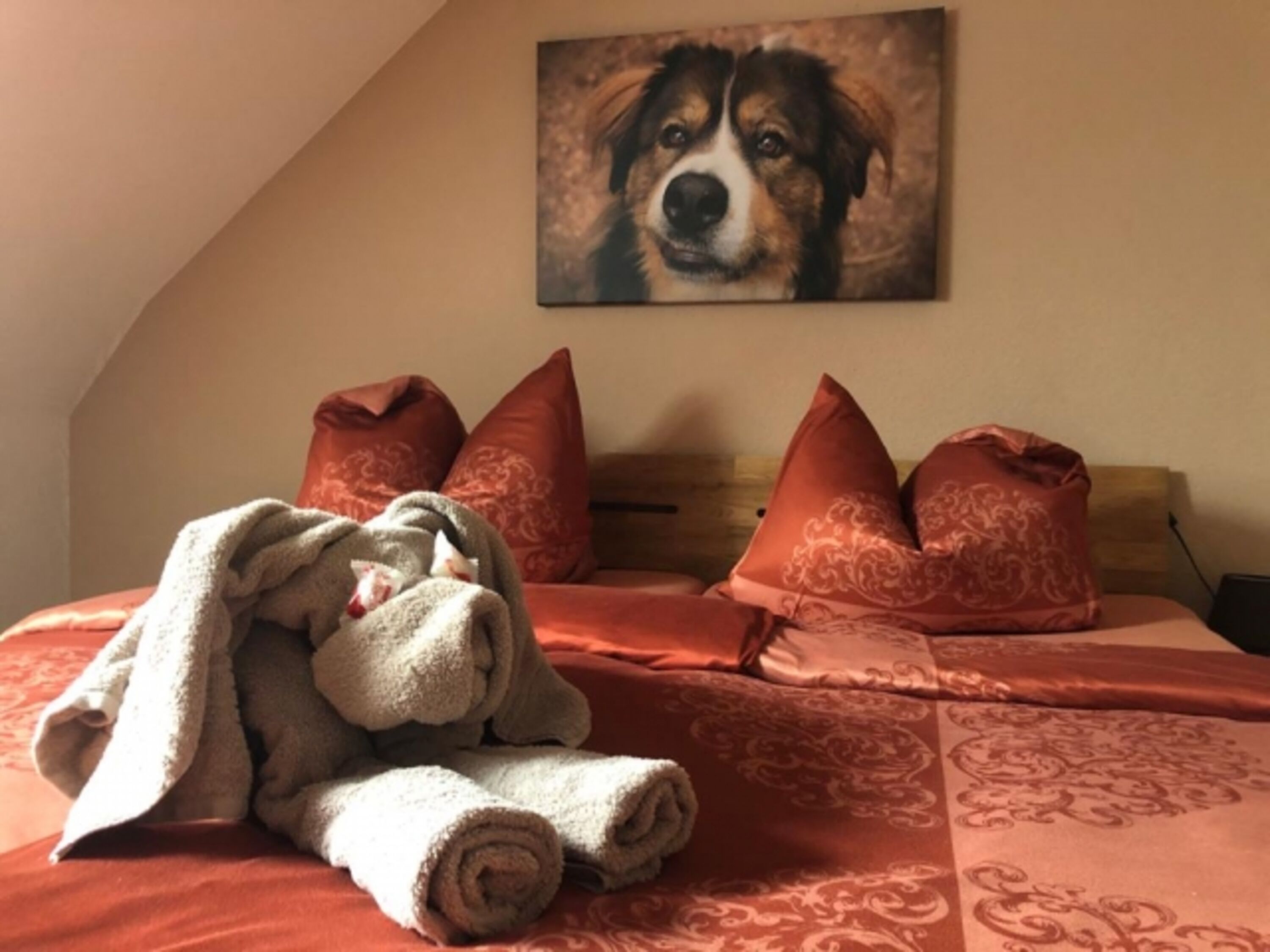 Schlafzimmer mit TV und Ventilator