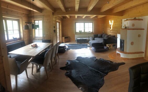 Wohnzimmer, Essecke und Kachelofen